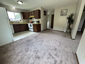 Building Photo - 3 bed, 1.5 bath duplex for rent in Cedar Falls