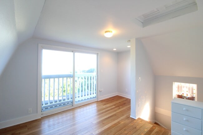 Building Photo - Dolores Heights: Sun-filled 1 Bedroom Home...