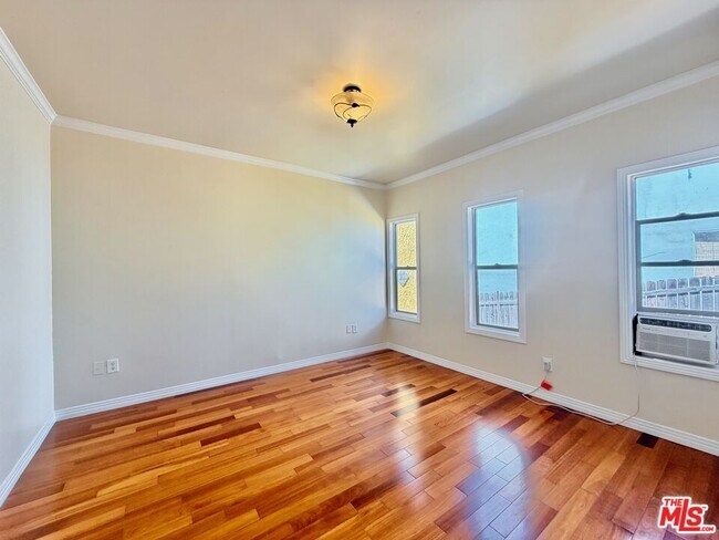 Building Photo - 605 1/2 Tularosa Dr