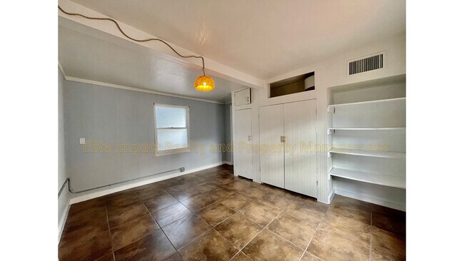 Building Photo - 2548 E 3rd St