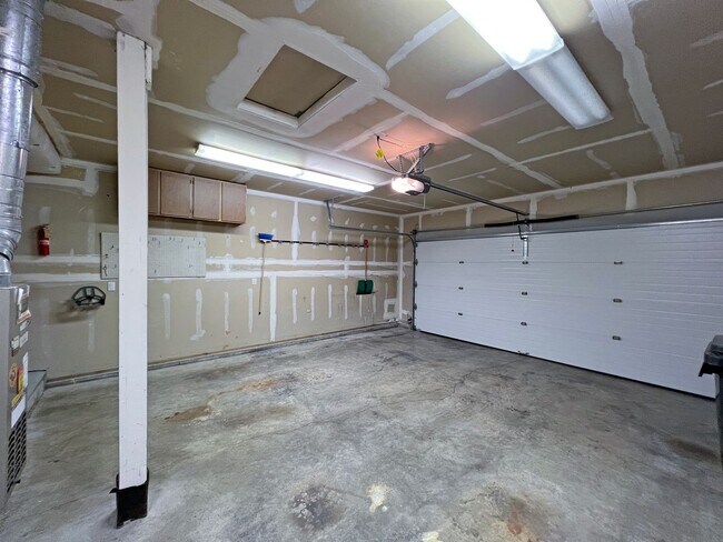 Building Photo - Stunning 4 Bedroom 2.5 Bath with Peek-a-Boo View of Puget Sound