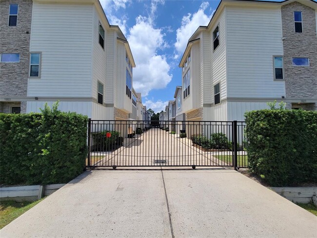 Building Photo - 1815 Crestdale Dr