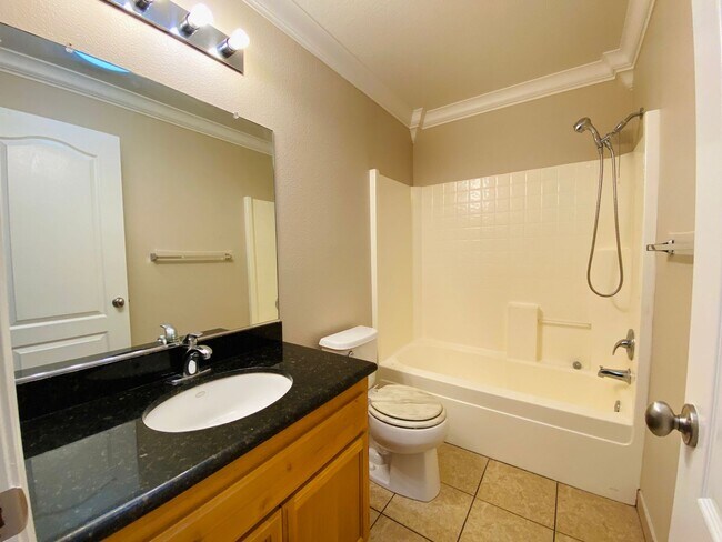 Building Photo - Lovely Galt Townhouse