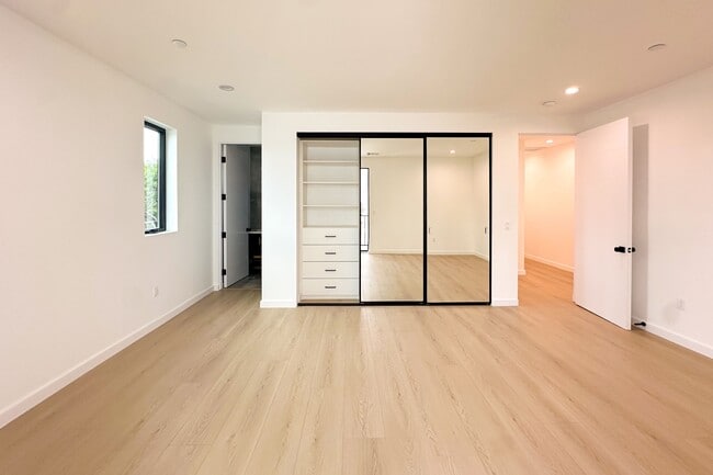 Building Photo - 13843 Burbank Blvd