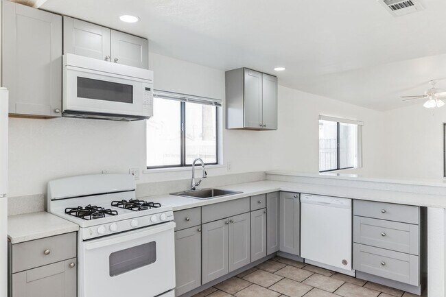Primary Photo - 78683 Ave 42