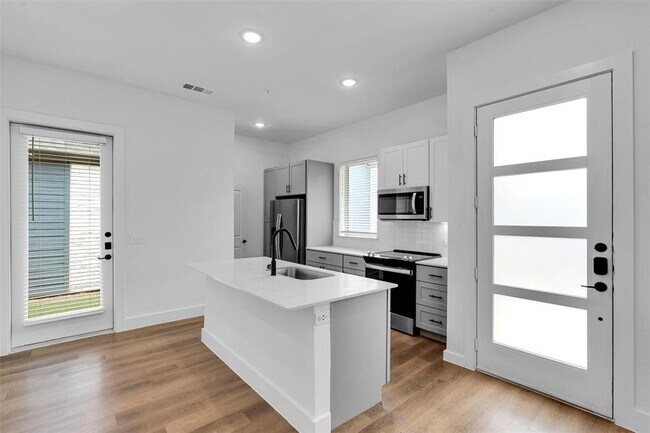 Building Photo - 1438B Forward Dr