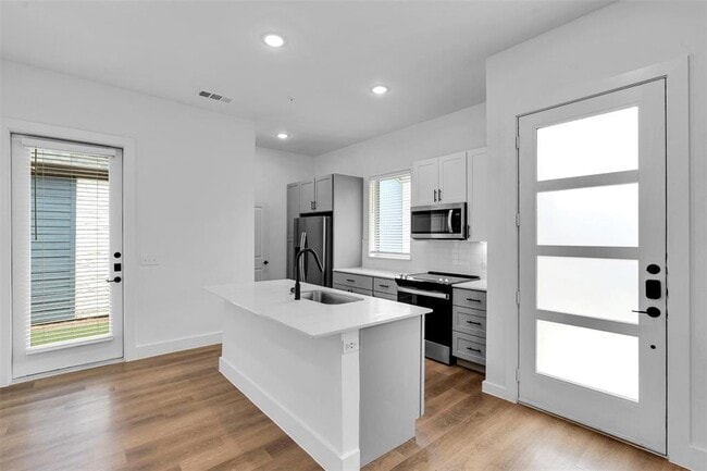 Building Photo - 1525B Crossbar Dr