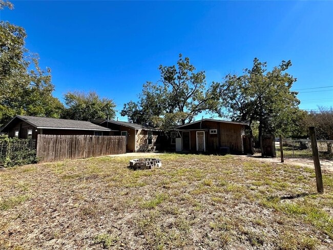 Building Photo - 304 Montopolis Dr