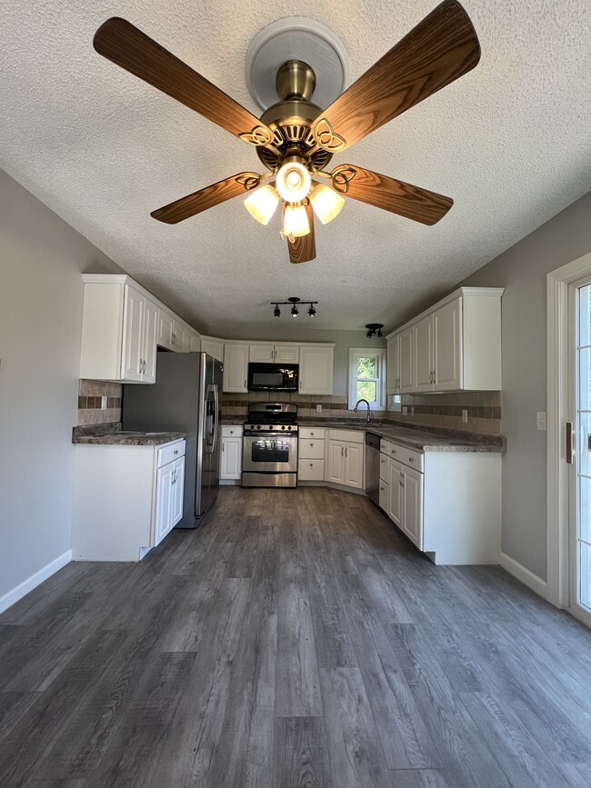 Building Photo - 1060 80th Ave N