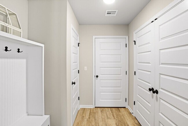 Building Photo - Like new, Move in Ready.