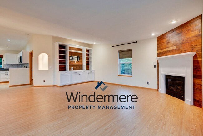 Building Photo - 3 bedroom 2.5 bath Two Story Home with a View! *Short lease only*