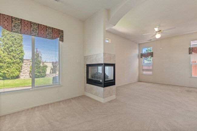 Building Photo - 3 Bedroom, 2 Bath home in Double Diamond Neighborhood