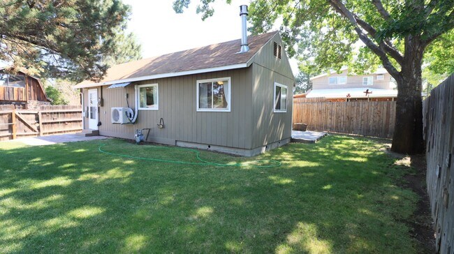 Building Photo - One bedroom house midtown Bend