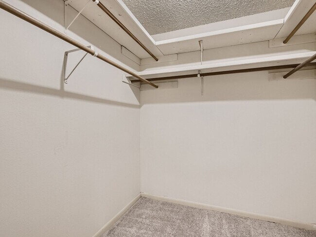 Building Photo - Northwest Hills 2/2 with Study, Large Gara...