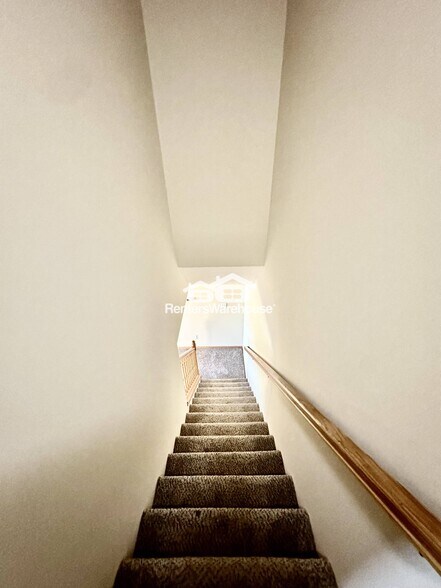 Building Photo - 1321 SE Delaware Ave