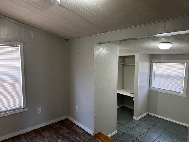 Building Photo - Three bed one bath home in central Springfield