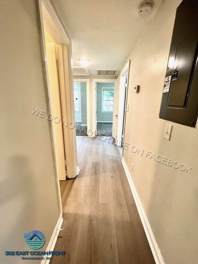 Building Photo - Huge 4 bedroom / 2 bathroom updated home n...