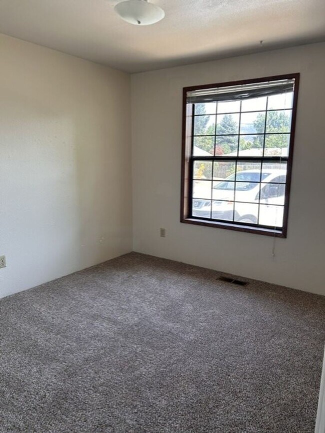 Building Photo - 237 Reames Cir