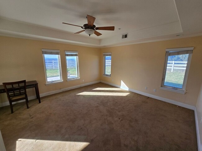 Building Photo - Private Country Living!!!