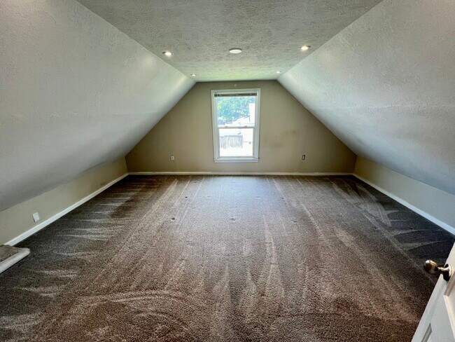 Building Photo - 3329 E 32nd Ave