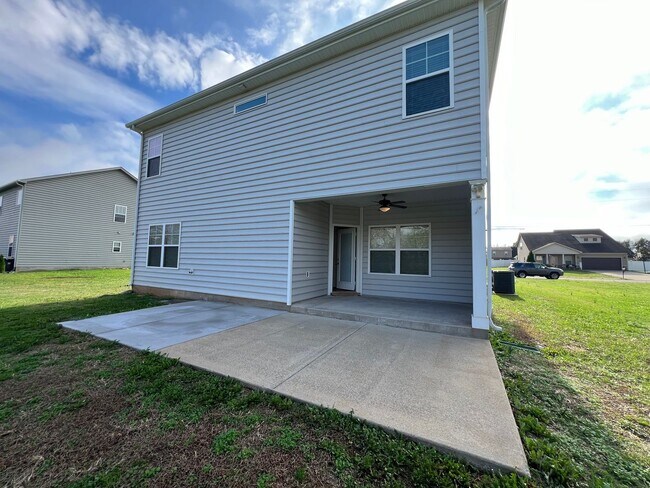 Building Photo - Move-in Special! Available Immediately! Gorgeous 4 Bedroom 3 Bath in Creeksbend Subdivision