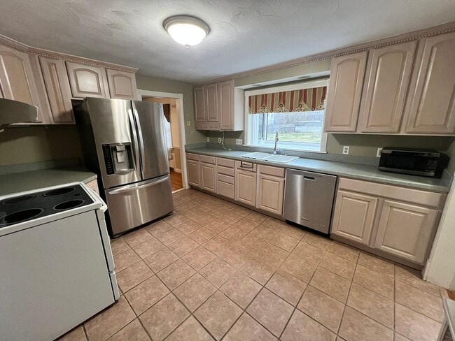 Building Photo - Beautiful, Single Family Colonial for Rent in Springfield!