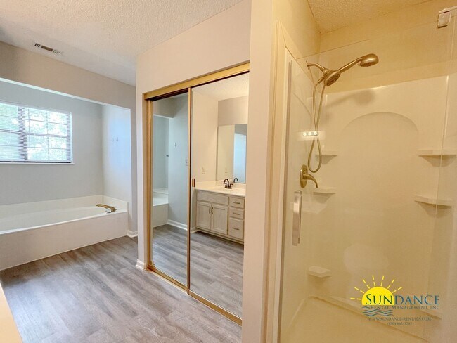 Building Photo - Stunning 3 Bedroom Townhome in Shalimar!