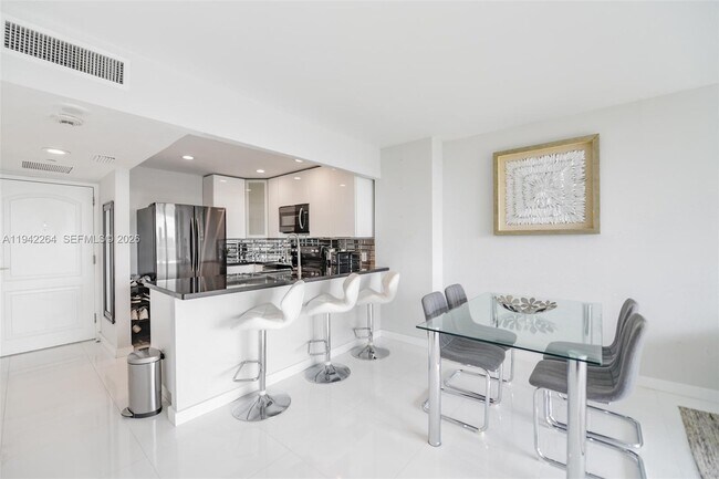 Building Photo - 3625 N Country Club Dr