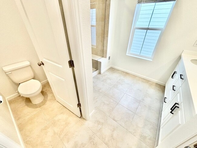 Building Photo - SECOND MONTH FREE RENT!