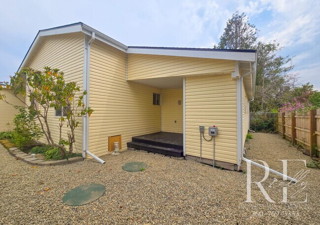 Building Photo - Neighborhood Beach Access + Cozy Charm | P...