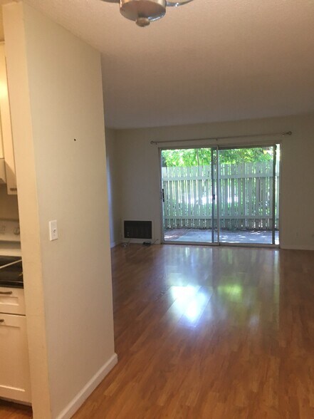 Building Photo - 1305 Boulevard Way