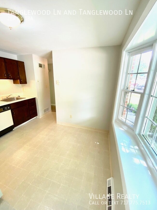 Building Photo - 442 Tanglewood Ln