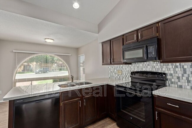 Building Photo - 2381 W Redwood Dr