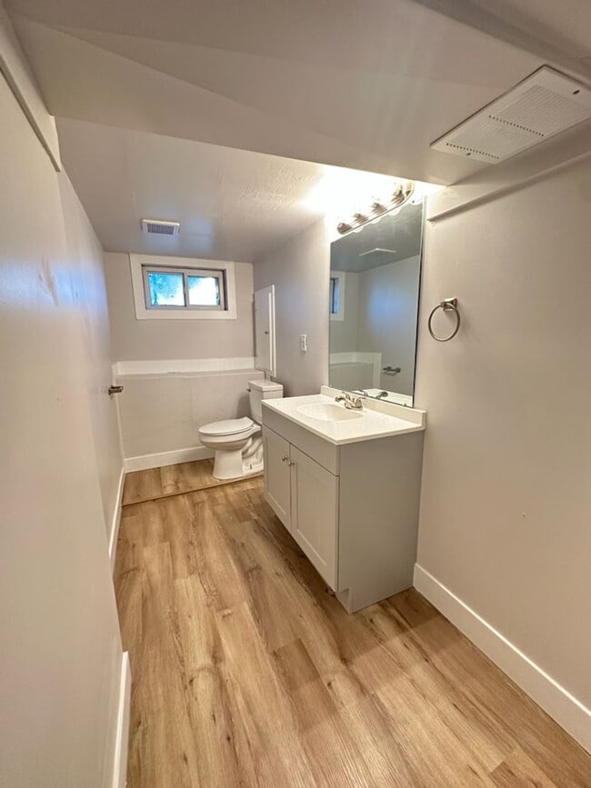 Building Photo - Beautiful 6 bedroom 2 bathroom home is a m...