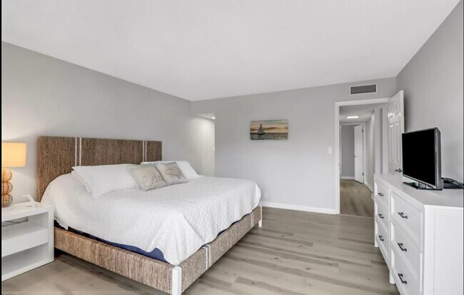 Building Photo - 5 Bluebill Ave