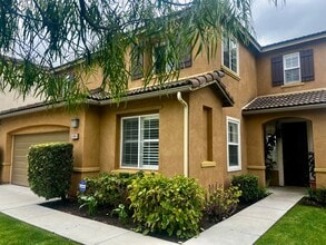 Building Photo - Stunning 4br + Den located on a view lot i...