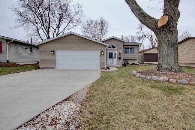 Building Photo - Beautifully updated 4 bed Bettendorf Home