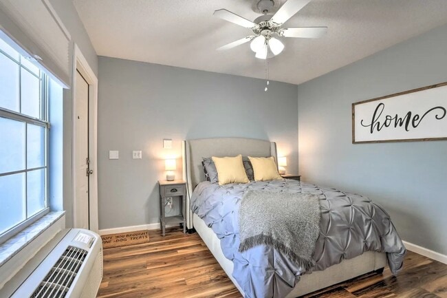 Building Photo - Townhome in Davenport now Available!