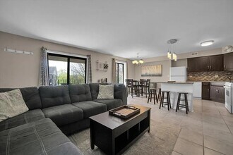 Building Photo - 463 Valley Dr