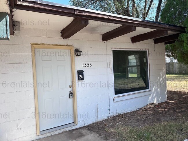 Building Photo - $575 - 1 bed 1 bath - Duplex located in th...