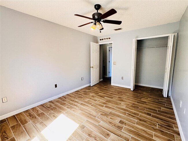 Building Photo - 2050 Corner Glen Dr