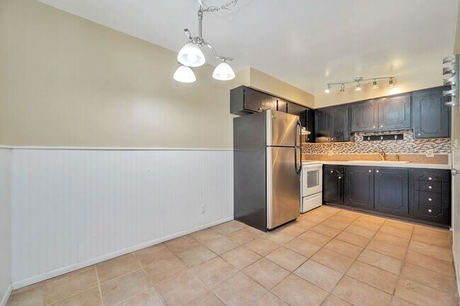 Building Photo - Beautiful Capital Gardens 2 bedroom Condo ...