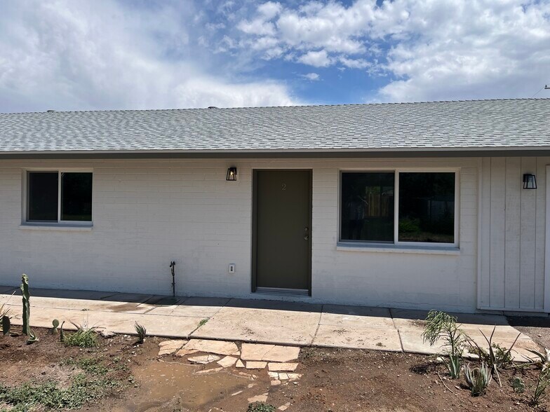 Exterior Unit #2 - 1727 E Oak St