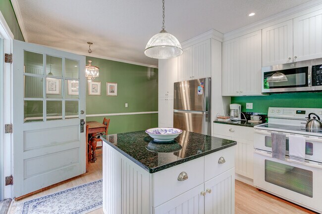 Building Photo - 6 Howe Ave