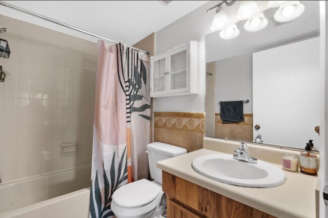 Building Photo - Beautiful 2 bedroom/2 bath Condo