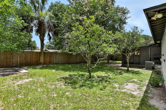 Building Photo - 3923 Tyndale Dr