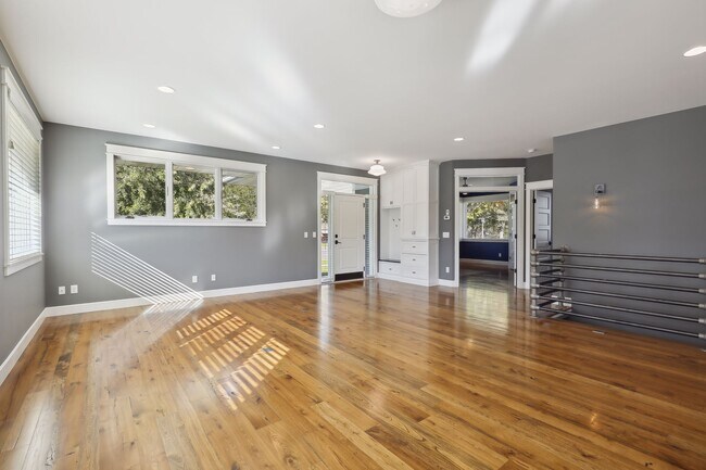 9' tall flat ceilings throughout main level. - 924 Eleanor Ave