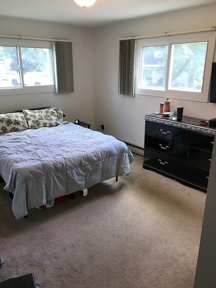 Master Bedroom - 305 Knightsbridge Rd