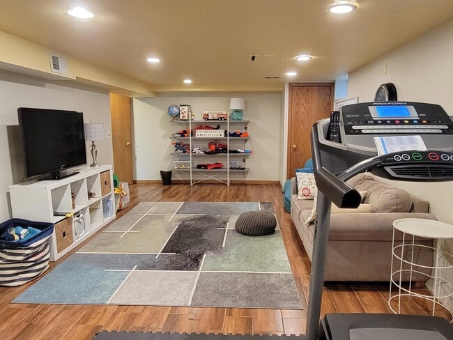Building Photo - 16840 Fairview Ct