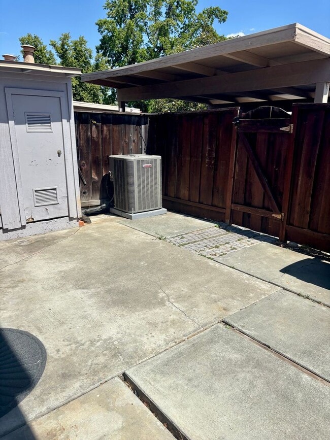 Building Photo - Light and Bright Townhouse in Sought-After...